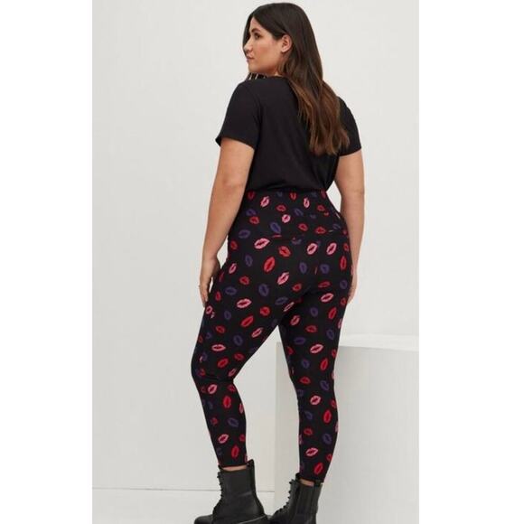 NWT TORRID Lip Print Ponte High Rise Skinny Studio Pixie Pants Sz. 2 or a 2X - Picture 3 of 6